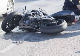 Accidente de tráfico con un motorista implicado.