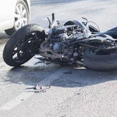Accidente de tráfico con un motorista implicado.