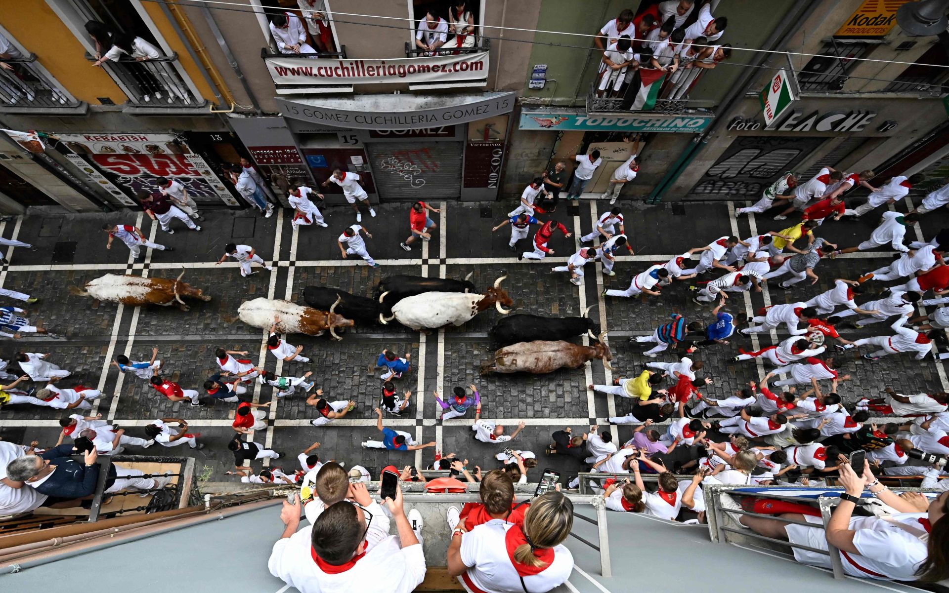 El encierro de mañana lo protagonizará la ganadería Cebada Gago que este año cumple 41 participaciones en Pamplona. Esta ganadería de Medina Sidonia (Cádiz) se ha ganado una reputación entre los mozos más valientes por sus toros veloces y con gran presencia.
