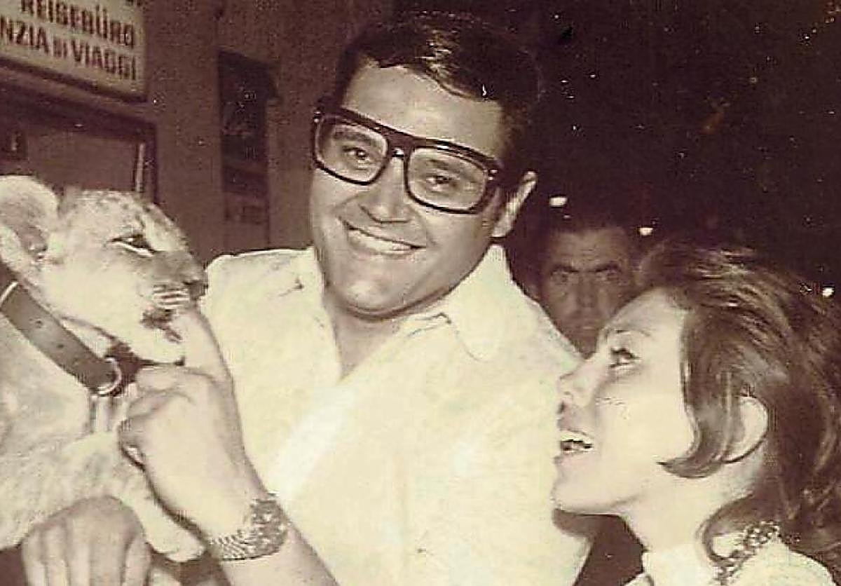 Imagen principal - Waldo de los Ríos junto a su mujer, la actriz Isabel Pisano, y Chicho Ibáñez Serrador, para quien compuso la música de 'La residencia' y '¿Quién puede matar a un niño?'.