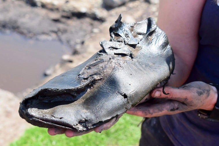 Descubren zapatos romanos gigantes de hace 2.000 años en Inglaterra