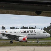 Una aeronave de Volotea en la pista del aeropuerto de Asturias.