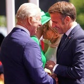 Carlos III y Emmanuel Macron se saludan afectuosamente en Windsor.