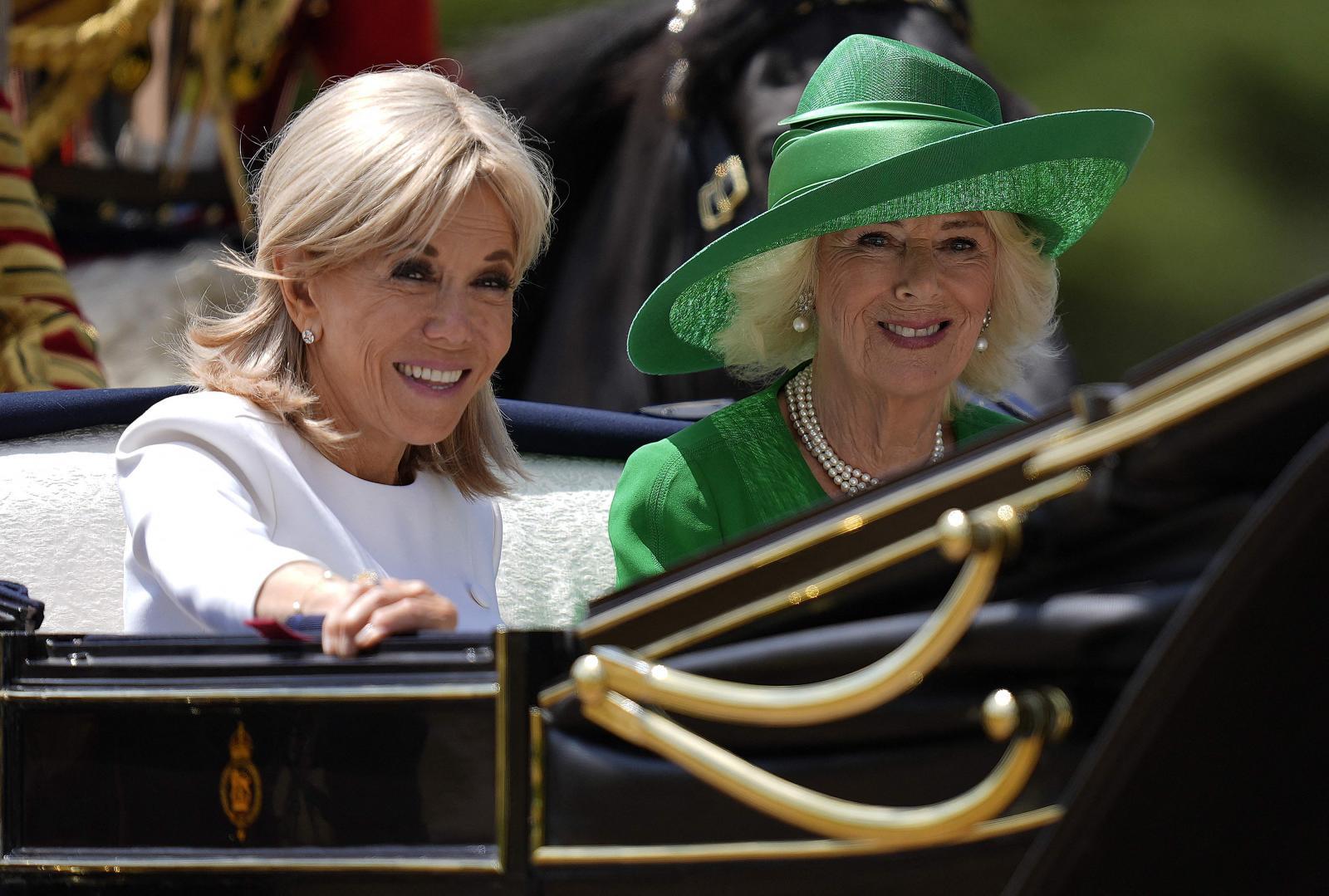 La reina Camilla y Brigitte Macron, en la carroza real.