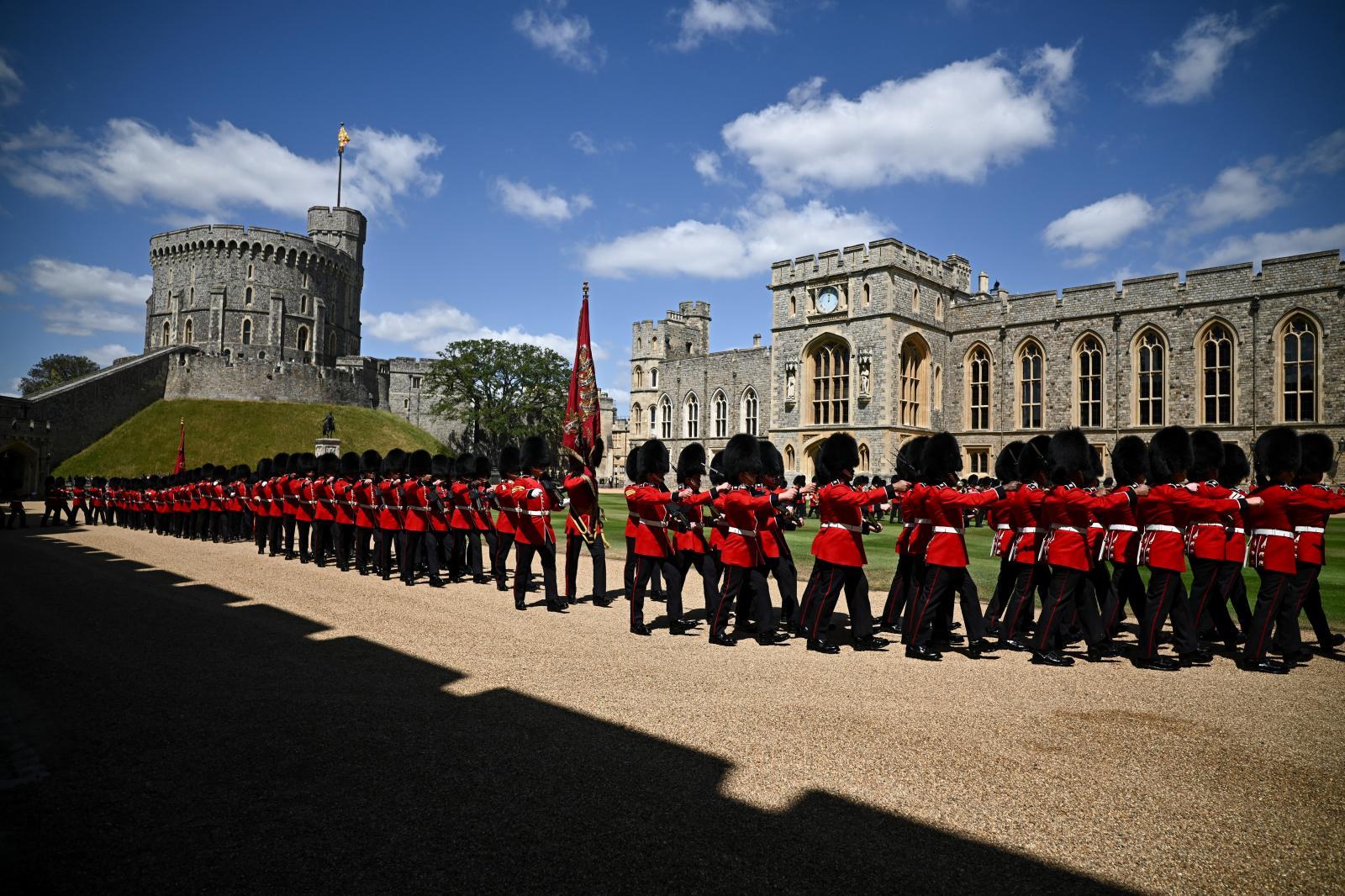 Espectacular desfile de la guardia de honor para celebrar la reunión en Windsor.