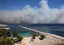 Una intensa humareda cubre el norte de Marsella, visto desde Plage des Corbièr.