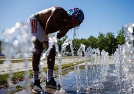 Un transeúnte se refresca en una fuente pública en Alemania durante la última ola de calor.