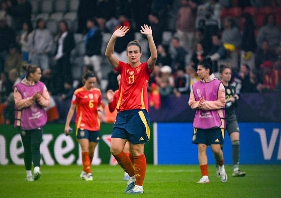 Alexia Putellas, con Aitana Bonmatí en segundo plano, tras la victoria ante Bélgica.