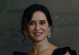 Isabel Díaz Ayuso, espectacular en los Premios Mariano de Cavia: falda made in Spain y pendientes de Vicky Martín Berrocal