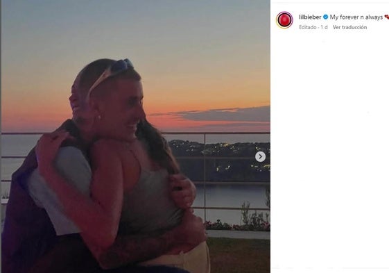 Justin y Hailey Bieber, abrazados en Mallorca.