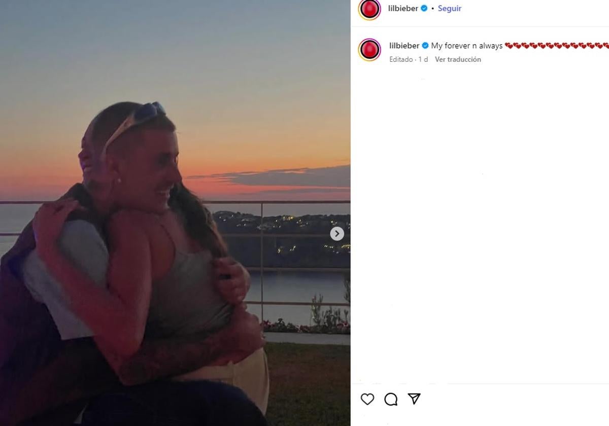 Justin y Hailey Bieber, abrazados en Mallorca.