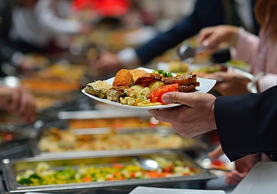 En un bufé libre ingerimos más del doble de calorías que en casa