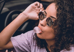 Riesgos y beneficios de mascar chicle: previene las caries, mejora tu concentración y es bueno para tu cerebro