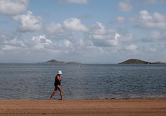 Mujer pasea en la orilla del Mar Menor, Murcia