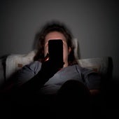Un adolescente navega desde su teléfono móvil antes de dormirse.
