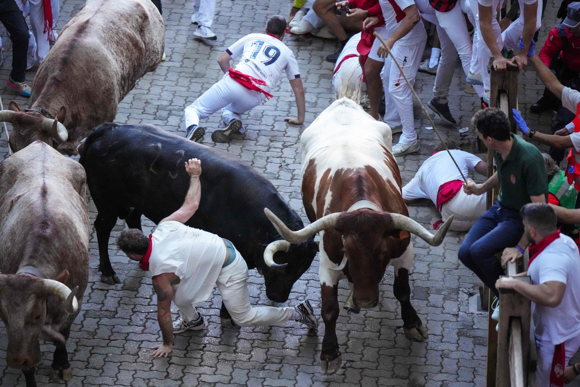 'Caminante' es el toro rezagado que se ha dado la vuelta varias veces y ha intentado empitonar a varios corredores, causando el caos en un emocionante y peligroso segundo encierro de San Fermín 2025.
