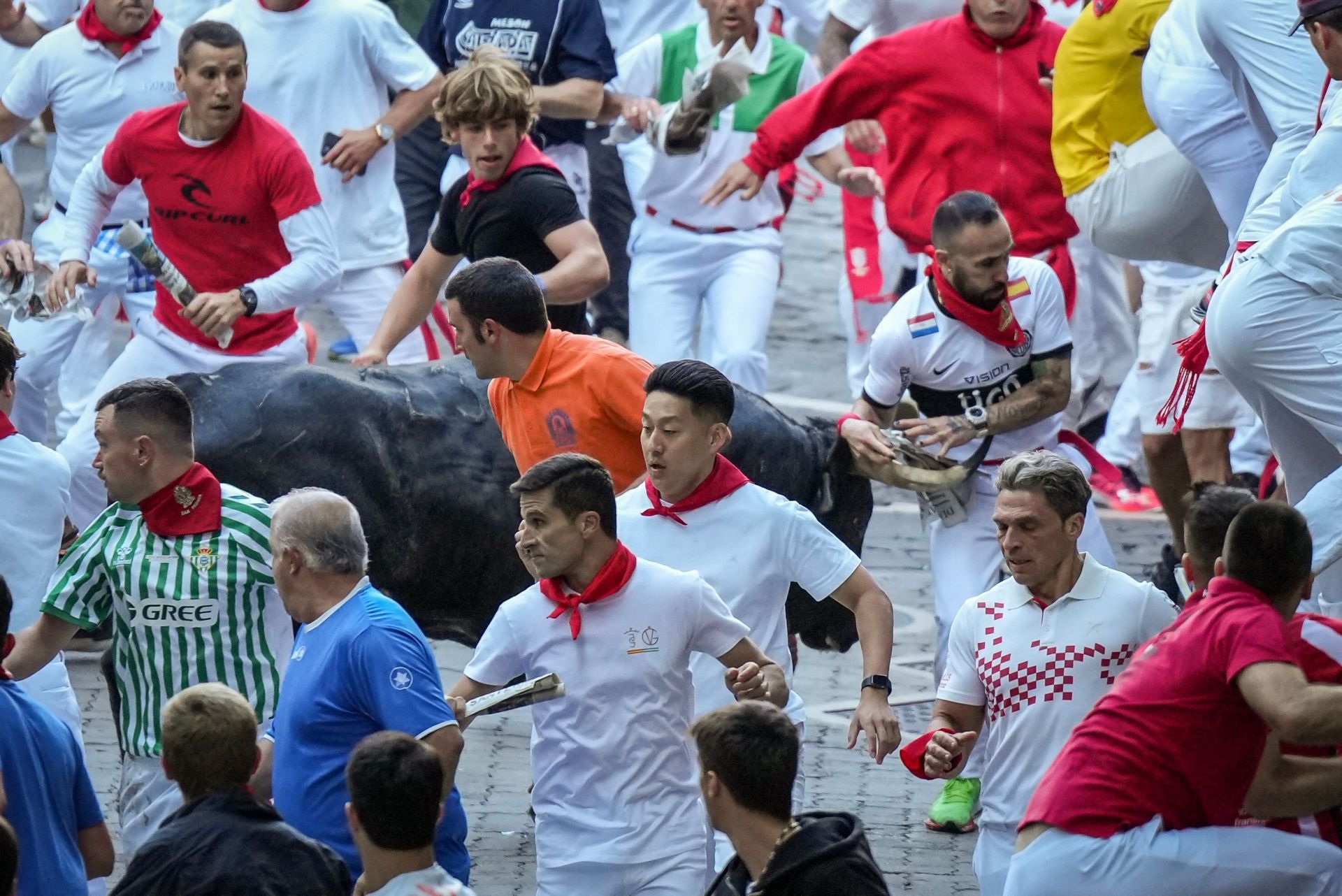 'Caminante' es el toro rezagado que se ha dado la vuelta varias veces y ha intentado empitonar a varios corredores, causando el caos en un emocionante y peligroso segundo encierro de San Fermín 2025.