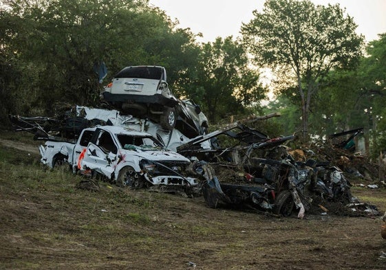 Varios vehículos amontonados junto al río Guadalupe en el centro de Texas.