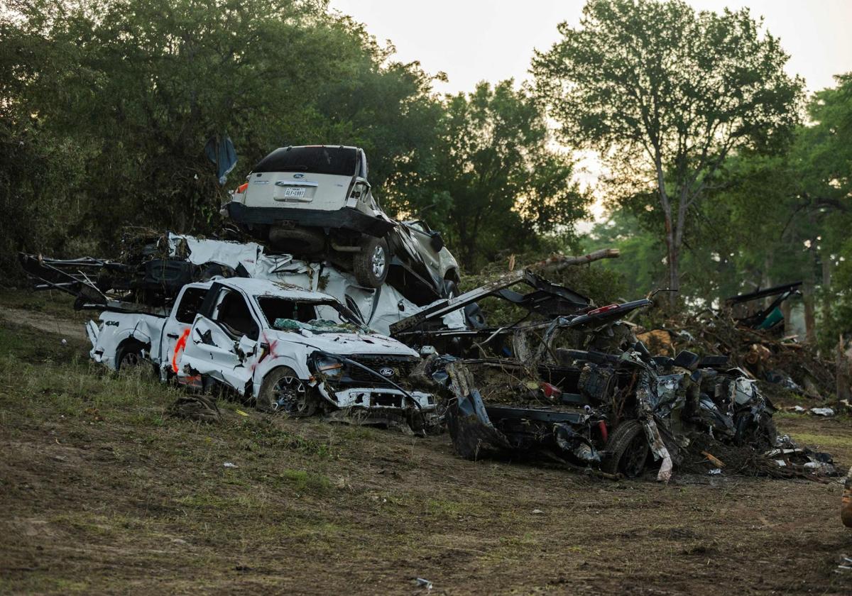 Varios vehículos amontonados junto al río Guadalupe en el centro de Texas.
