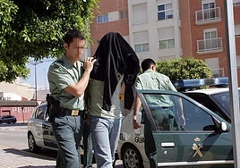 David M. R., actual pareja de Maje, se cubre con una prenda tras su arresto por el asesinato del joven Hugo Sáez en Sueca en 2008.