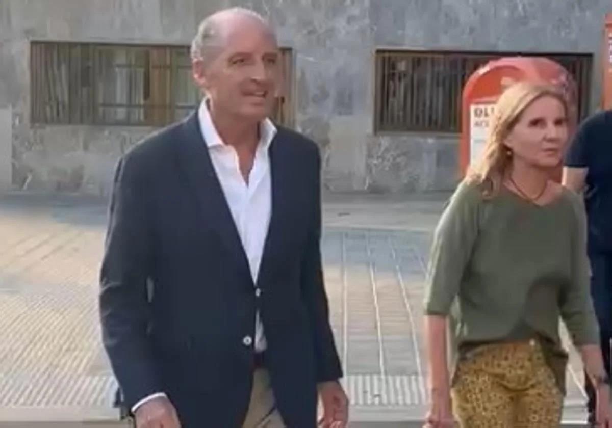Francisco Camps llega a la cena con sus fieles
