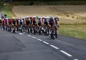 La Policía dispara a un hombre que hirió con un cuchillo a un agente en la meta de la cuarta etapa del Tour