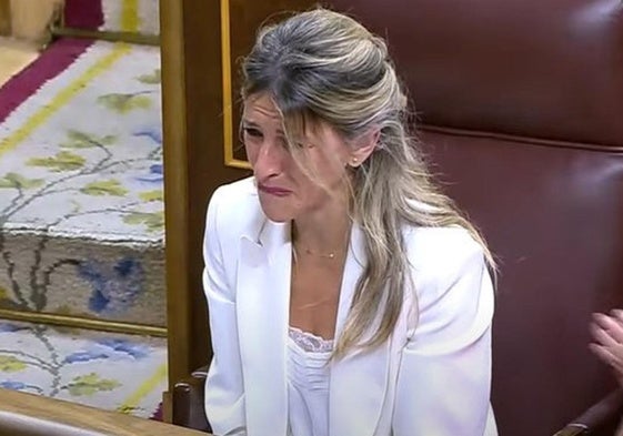 Yolanda Díaz rompe a llorar en el pleno de este miércoles.