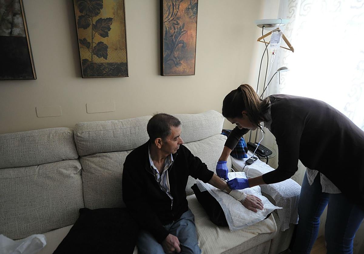 Un enfermo recibiendo asistencia sanitaria en su domicilio.