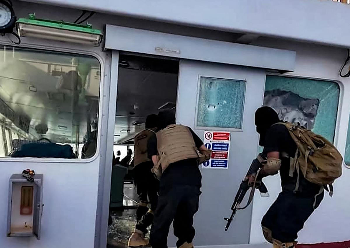 Imagen secundaria 1 - Así hundieron los rebeldes hutíes el buque griego Magic Seas