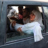 Una mujer sostiene el cadáver de un familiar muerto en un bombardeo de Israel en Gaza City.