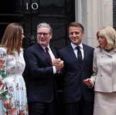 Keir Starmer y Emmanuel Macron, con sus respectivas esposas, este miércoles en Downing Street.