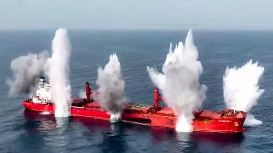 Momento del hundimiento del 'MV Magic Seas'.
