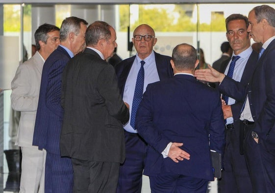 El presidente del Banco Sabadell, Josep Oliú, momentos antes de reunirse con los consejos consultivos territoriales de la entidad en Alicante.