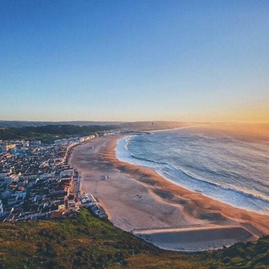 Este pueblo costero de Portugal oculta la ola más grande del mundo: es el favorito de los surfistas