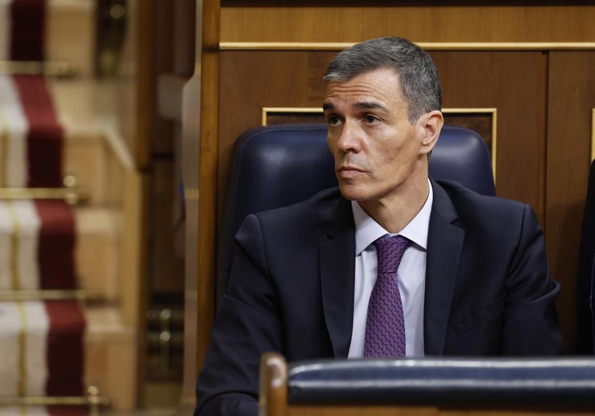 Pedro Sánchez observa las intervenciones de los grupos parlametnarios desde su escaño en el Congreso.