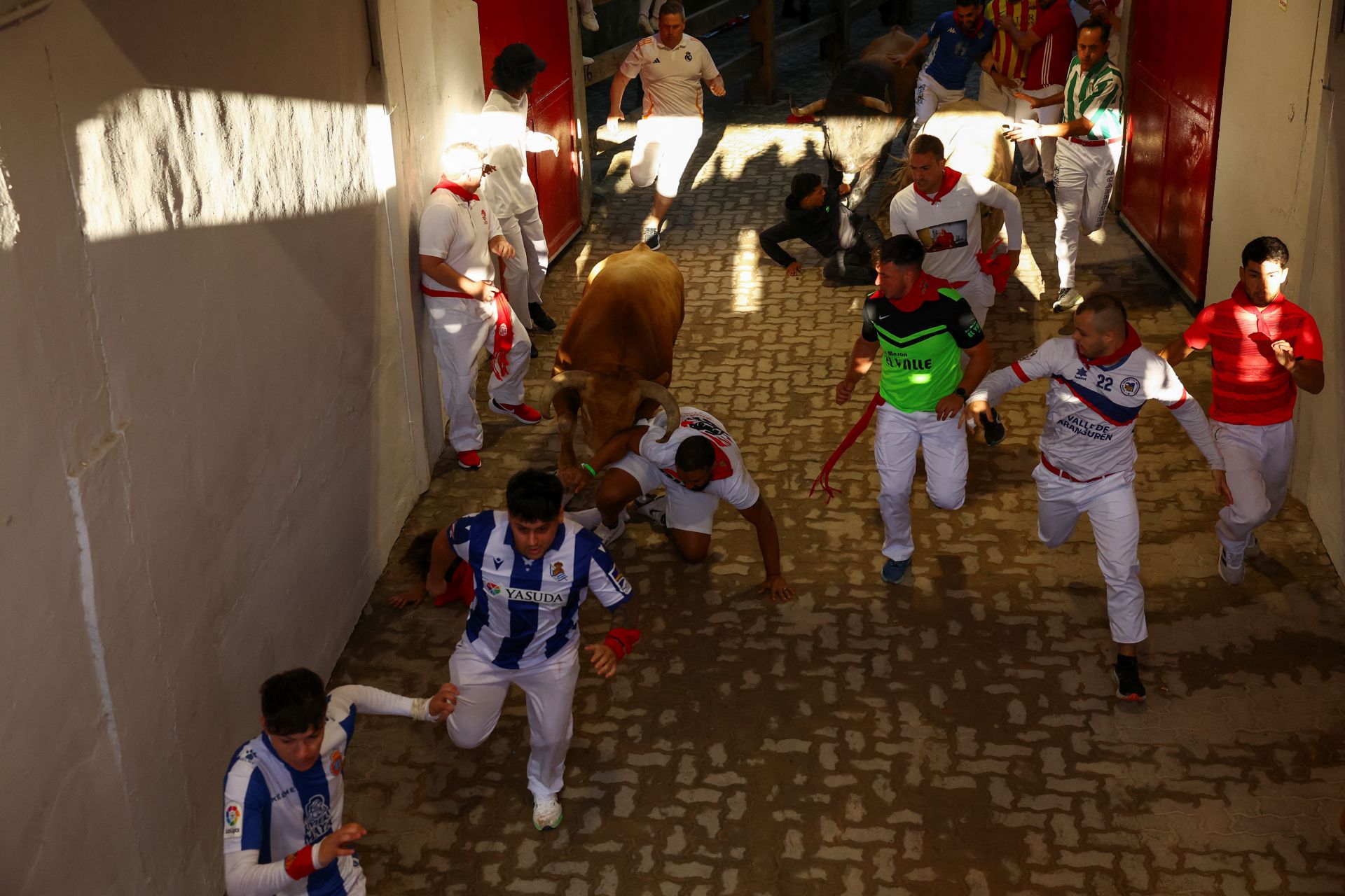 Por primera vez, los seis toros bravos de capas negras, coloradas y castañas han recorrido los 848,6 metros que separan los corrales de la plaza de toros y lo han hecho a un ritmo muy alto que ha dificultado que los mozos pudieran disfrutar de carreras bonitas. 
