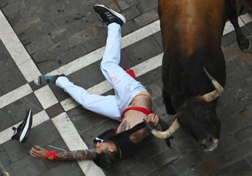 Fugaz y trepidante encierro de los toros de Álvaro Núñez en su estreno, con un herido por asta