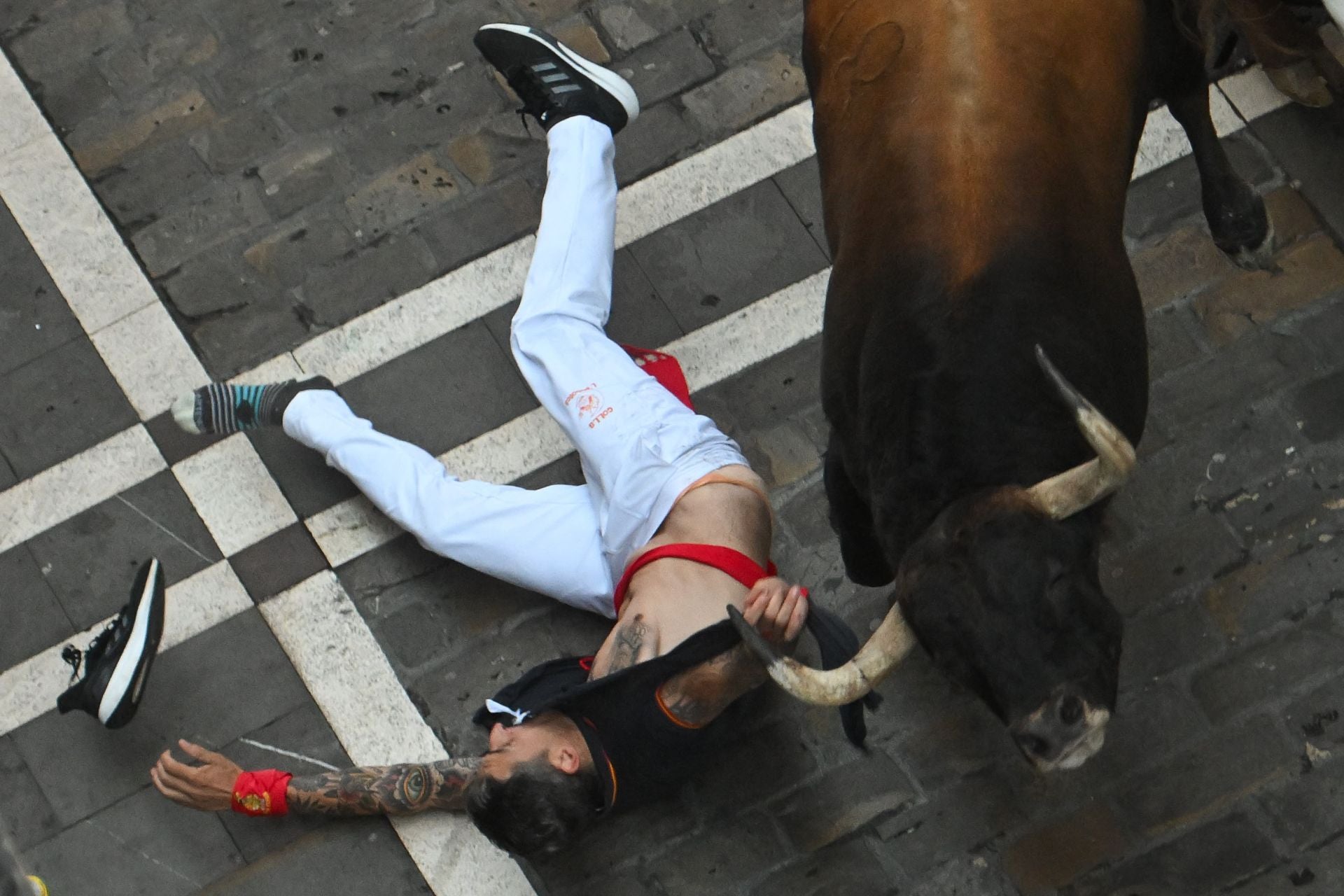 Carrera fugaz y trepidante, con muchas caídas, en el tercer encierro de San Fermín con el estreno de los toros de Álvaro Núñez, que ha durado 2' 20 segundos. 