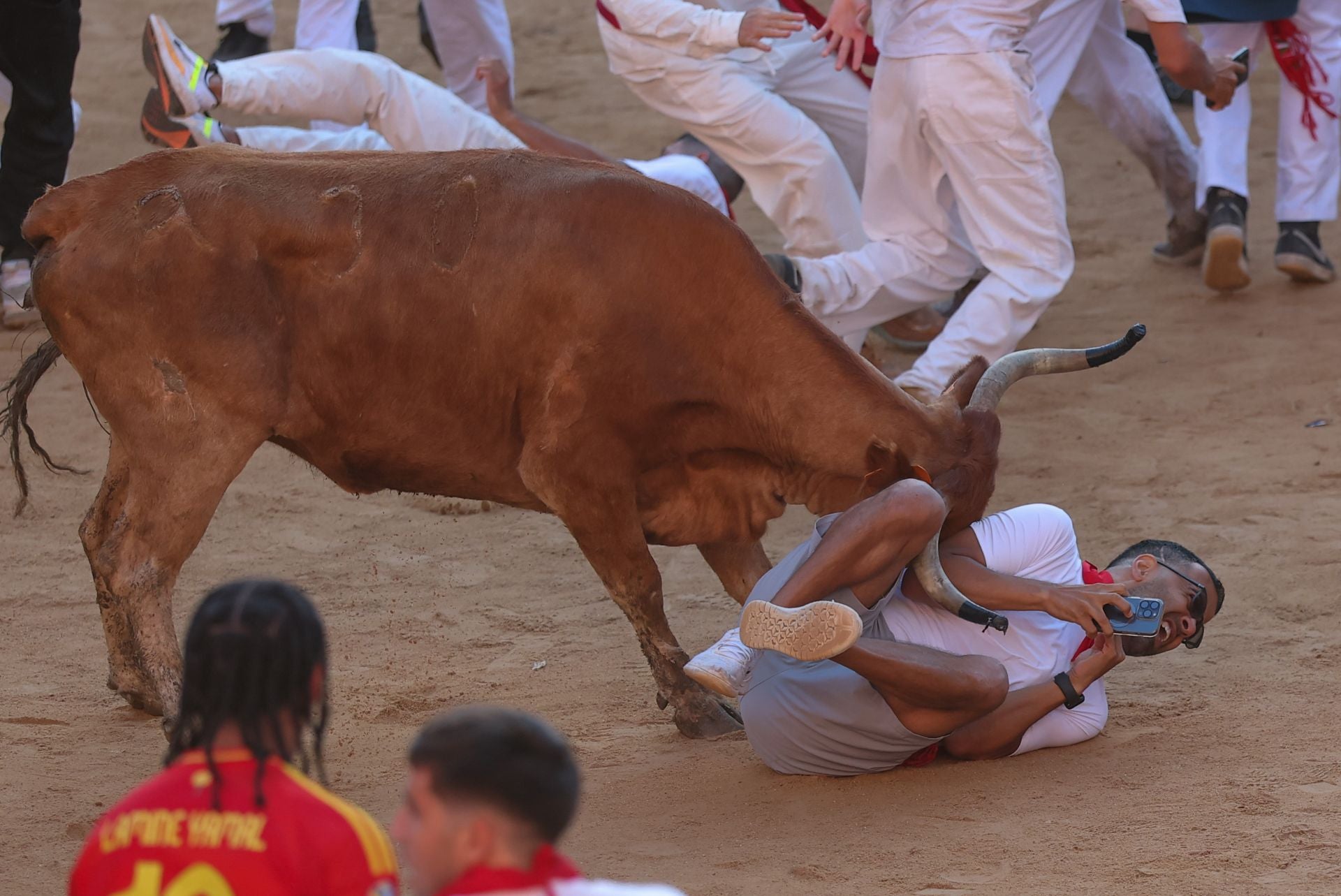 Eran novatos, así que poco se sabía de cómo se iban a comportar los toros de la ganadería de Álvaro Núñez sobre el asfalto navarro. Pero no han defraudado. 