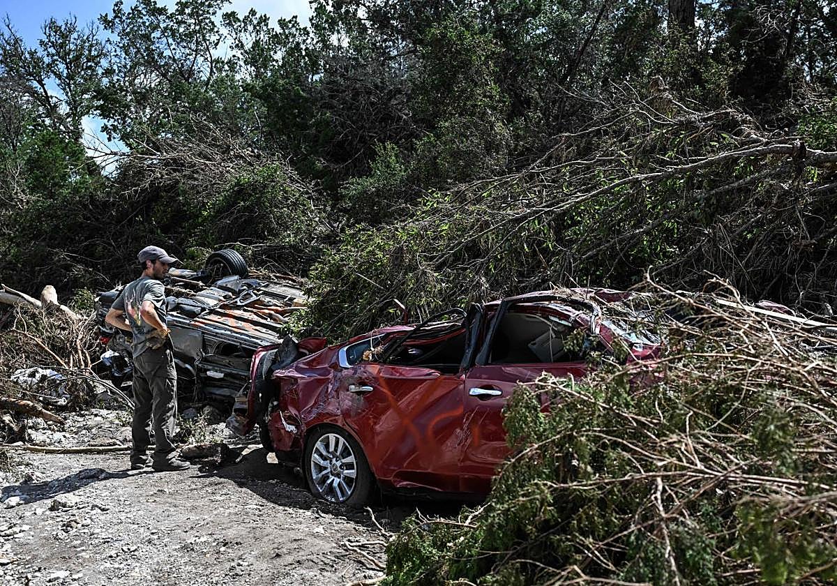 Un vecino inspecciona las márgenes del río Guadalupe.