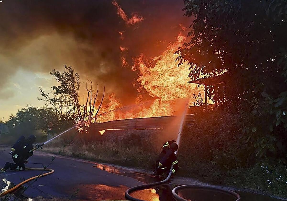 Efectivos de los servicios de emergencia ucranianos tratan de sofocar un incendio tras un ataque ruso en la zona de Kiev.