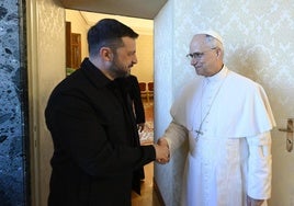 El presidente ucraniano, Volodímir Zelenski, y el Papa León XIV durante su encuentro de este miércoles.