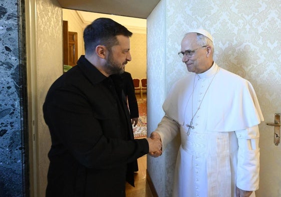 El presidente ucraniano, Volodímir Zelenski, y el Papa León XIV durante su encuentro de este miércoles.