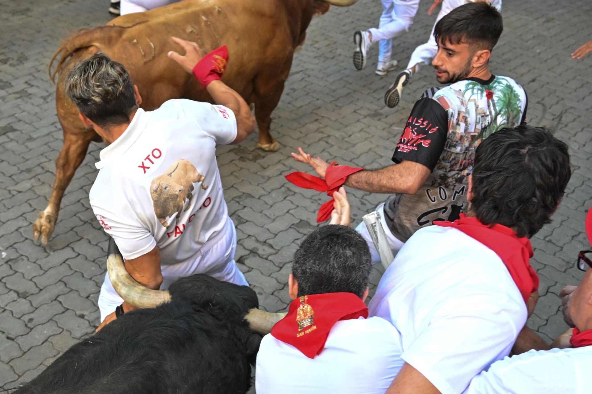 Un toro arrolla a un mozo y le pone el cuerno pehgado al cuerpo en una situación de mucho peligro.