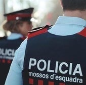 Dos agentes de los Mossos d'esquadra.