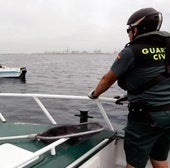Una patrullera de la Guardia Civil en aguas de Valencia.
