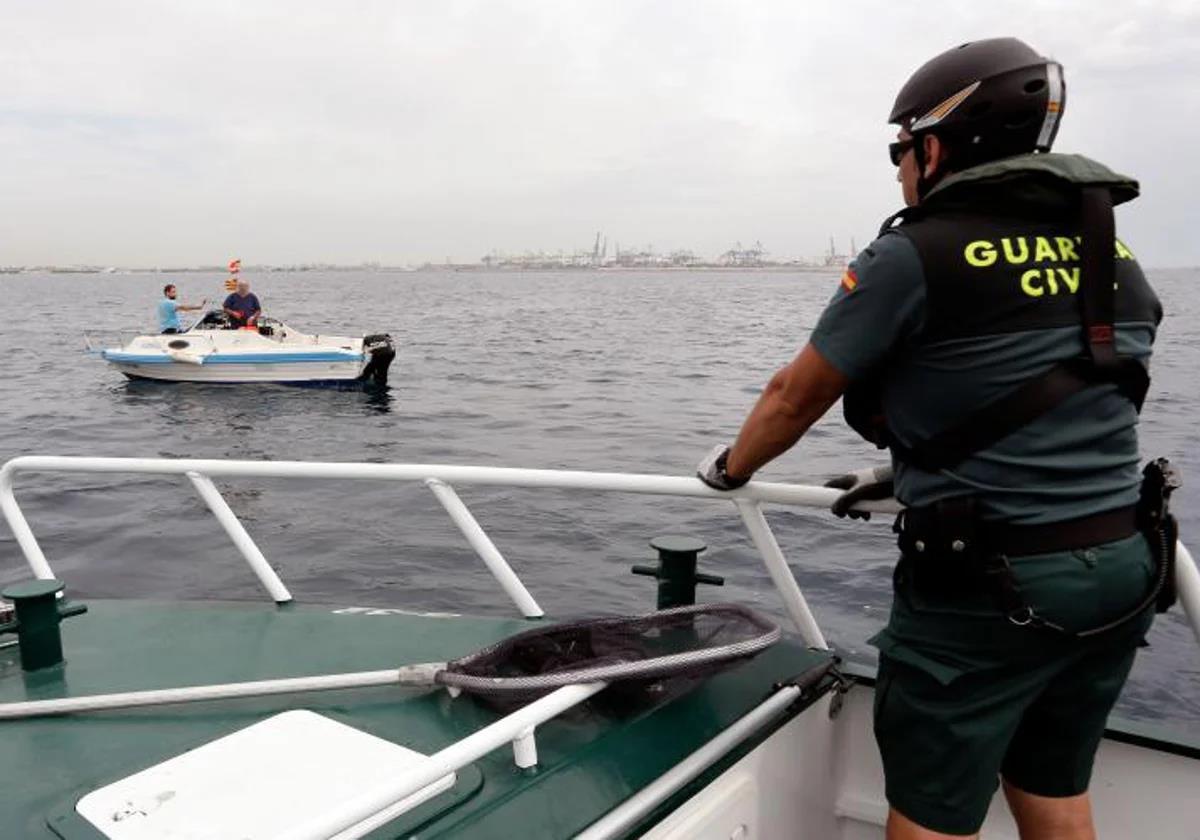 Una patrullera de la Guardia Civil en aguas de Valencia.