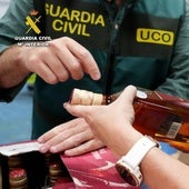 Agentes de la Guardia Civil intervienen el alcohol en un registro.