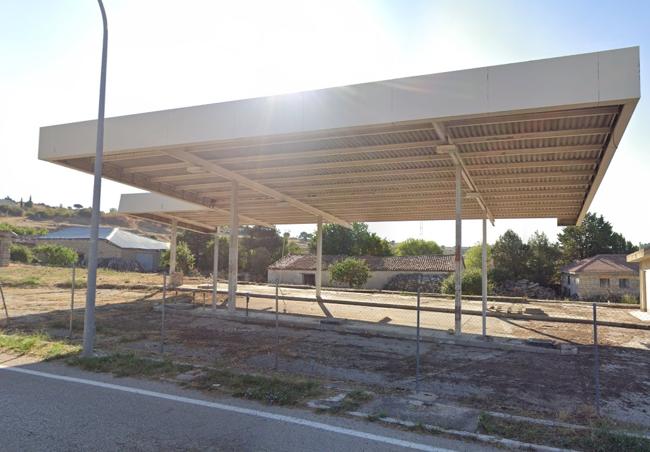 Instalación de la vieja gasolinera y una imagen de Villanueva de Alcorón.