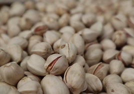 Varios pistachos.